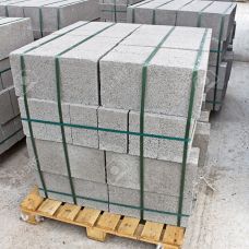 21981495-paletas-de-bloques-de-cemento-en-una-obra-de-construcci-n-de-un-comerciante-constructores-conocidos-foto-de-archivo